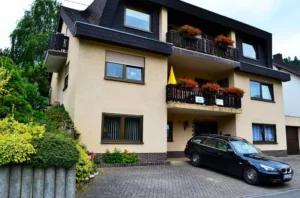 Ferienwohnungen von Gästehaus Preuss. Oben links Ferienwohnung Superiore – rechts davon Ferienwohnung Classic – darunter Studio Apartment